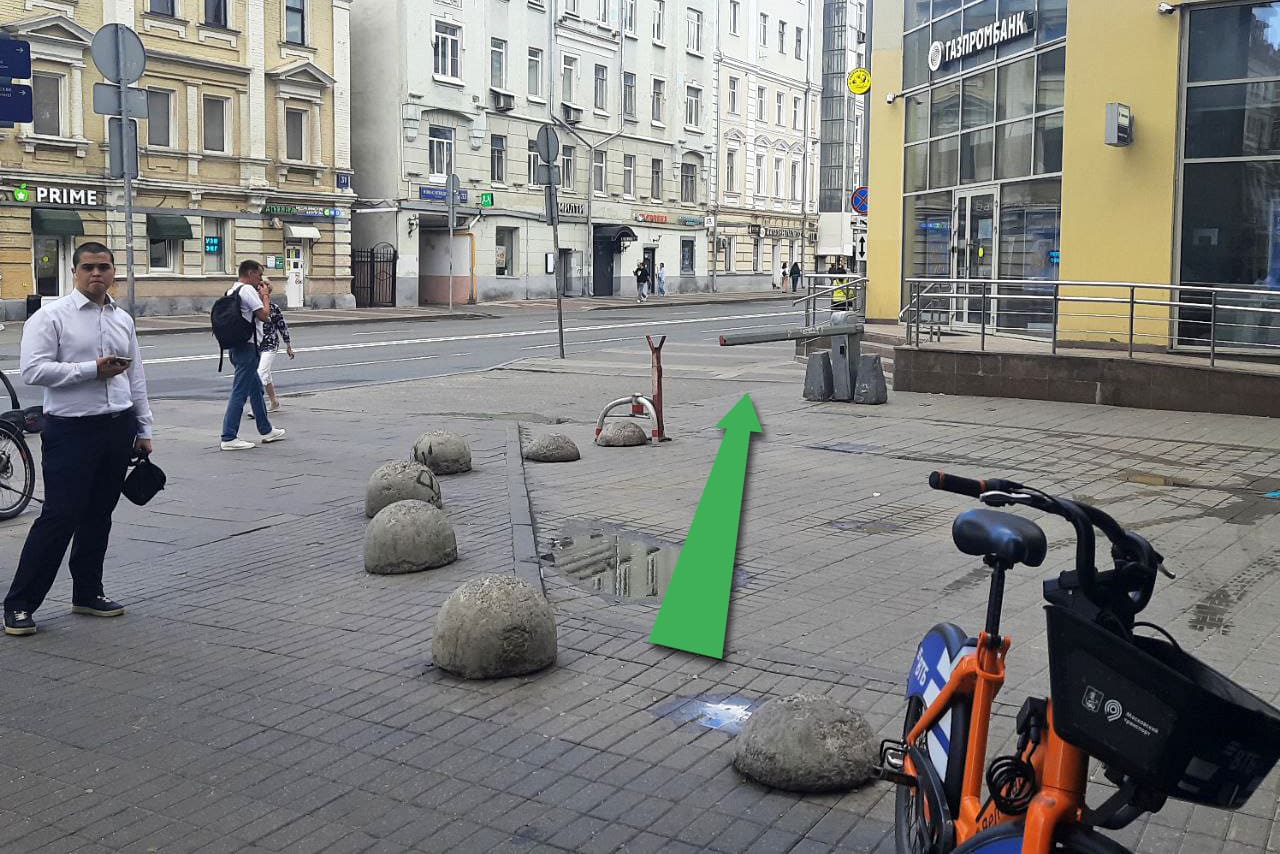 Офис расположен рядом с метро Менделеевская — удобно приехать для оценки и продажи антиквариата.