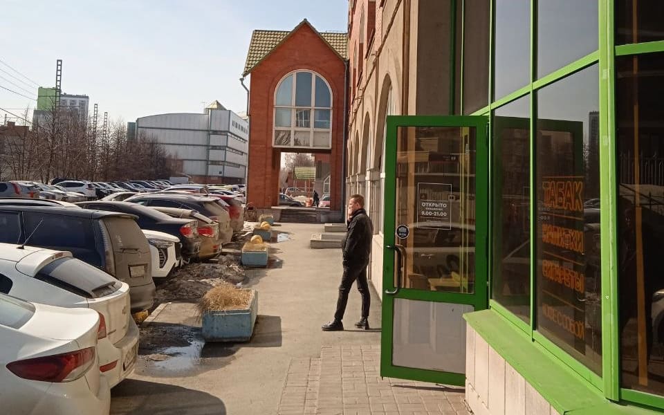 При выходе из здания Вы оказываетесь на оживлённой улице, также с городской системой видеонаблюдения.