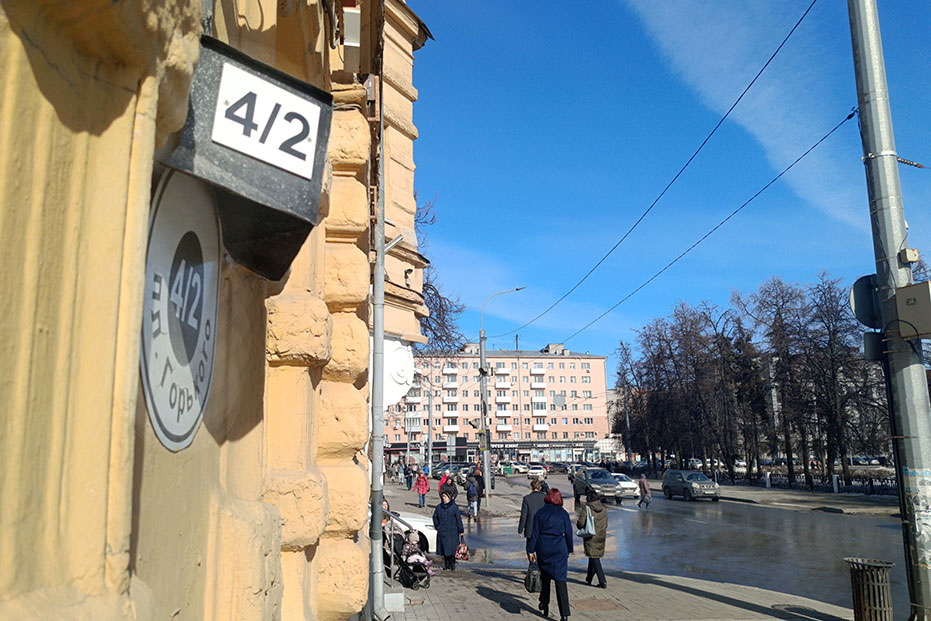 При выходе из здания Вы оказываетесь на оживлённой улице Маслякова, также с городской системой видеонаблюдения.