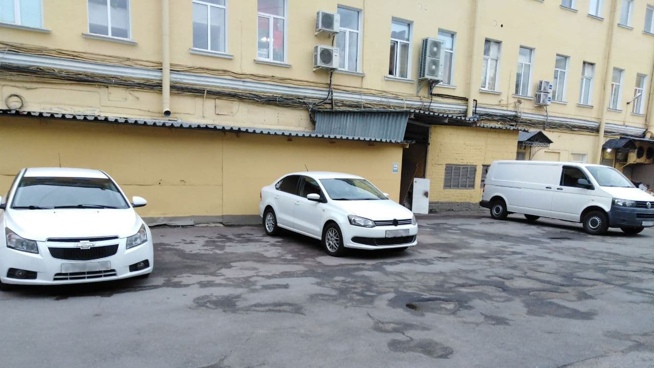 На территории торгового дома находится бесплатная парковка, также под видеонаблюдением, а рядом со входом в здание разрешена стоянка.