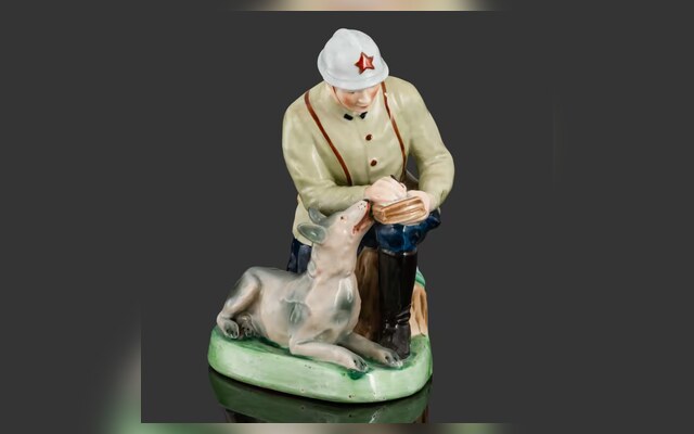 «Красноармеец-связист с собакой», Городница