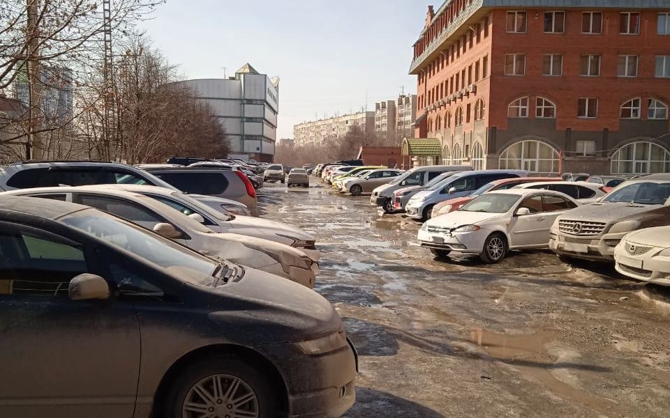 Вы можете приехать на автомобиле. На территории бизнес-центра находится парковка.