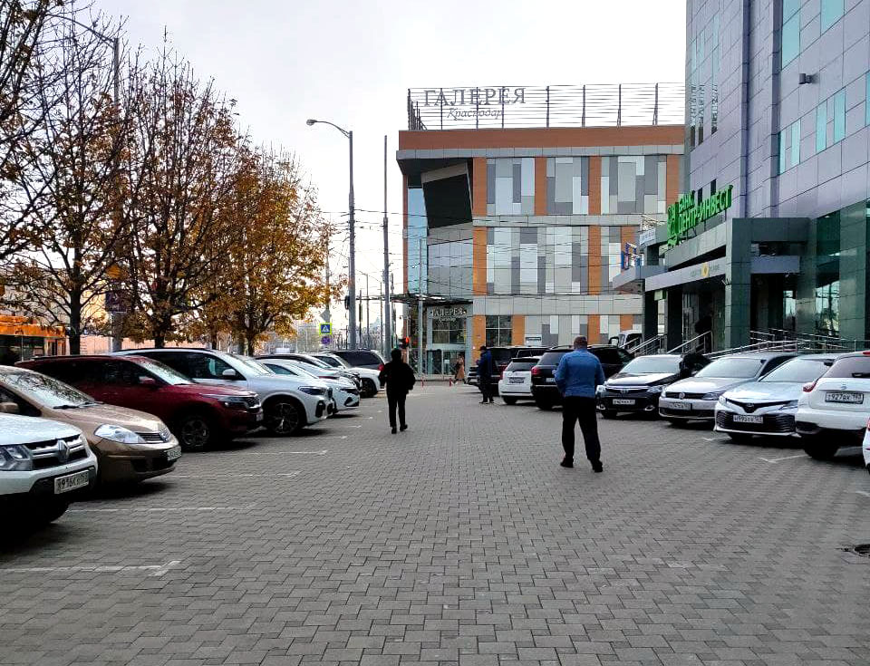 Вы можете приехать на автомобиле. На территории здания находится парковка.