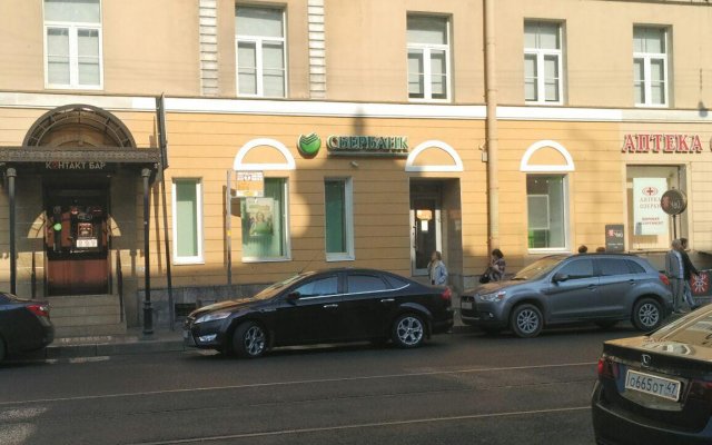 На территории торгового дома находится бесплатная парковка, также под видеонаблюдением, а рядом со входом в здание разрешена стоянка.